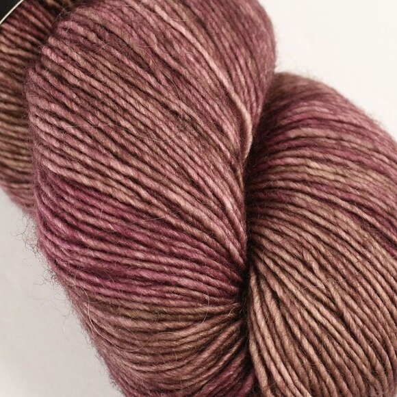 Voolenvine Yarns Nouveau Yarn 1-Ply Fingering Superwash Merino Hand Dyed - Picture 2 of 3